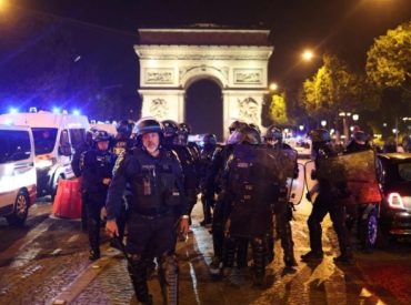 لا تزال&nbsp;قضية مقتل الشاب نائل&nbsp;برصاص الشرطة الفرنسية، تتفاعل بقوة في الجزائر. فبعد بيان الخارجية الجزائرية، أصدرت أغلب الأحزاب مواقف منددة، بعضها دعا صراحة للضغط من أجل حماية الرعايا الجزائريين في فرنسا، بينما أكدت عائلة الشاب المغدور في الجزائر أنها لن تسامح أبدا هذا الشرطي، وتطالب بالعدالة بعد الجريمة. بكلمات مؤثرة، تحدث خال نائل المقيم في [&hellip;]