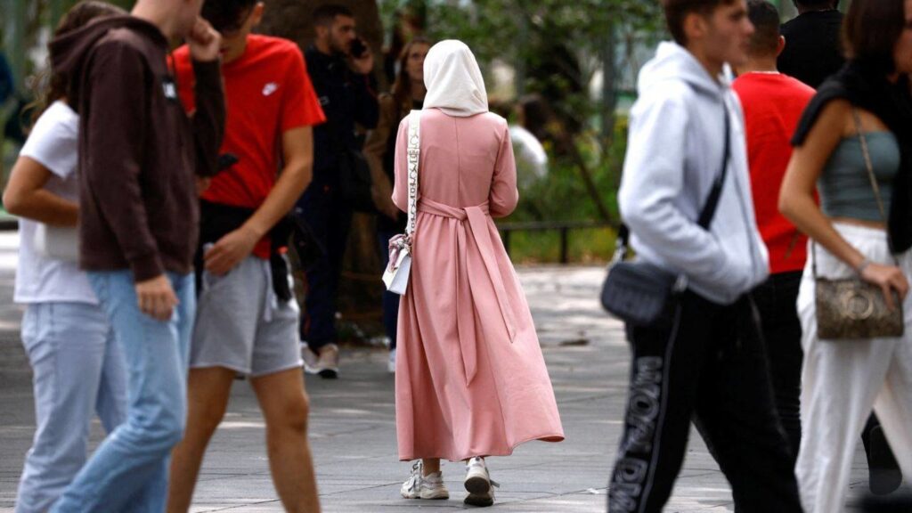 حظر «العباية» في المدارس يضع مسلمي فرنسا أمام جدل سياسي جديد