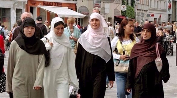 لماذا فرنسا مهووسة بالسيطرة على أجساد النساء المسلمات؟