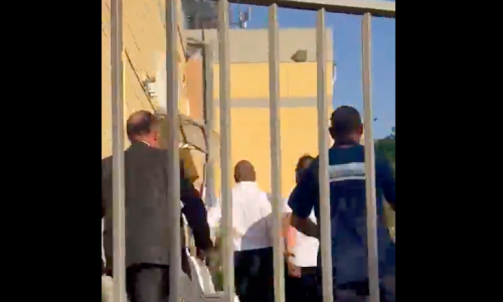 لحظة هروب وزير الخارجية البريطاني جيمس كليفرلي بعد سماع صافرات الإنذار خلال وجوده في مستوطنة إسرائيلية