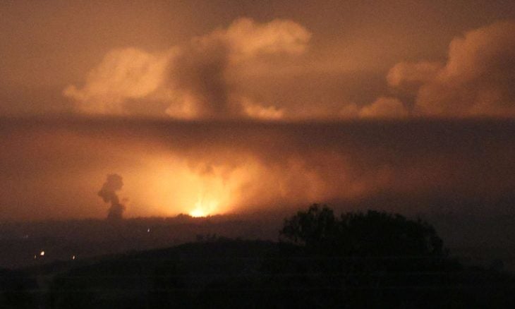 “إن بي سي”: الناس يحملون موتاهم وجرحاهم بما تيسر.. وسيارات الإسعاف لا تجرؤ على الخروج في غزة