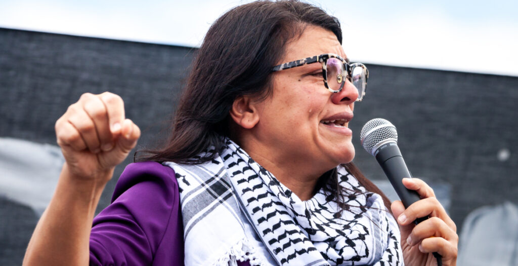 ارتدت الكوفية ورفعت صورة جدتها الفلسطينية.. رشيدة طليب تبكي في الكونغرس: نحن بشر مثلكم