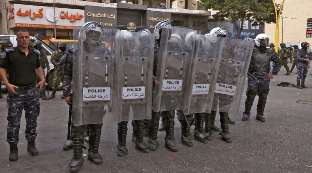 “أبناء أبو جندل” تنشر مجموعة جديدة لعناصر بأجهزة أمن الضفة يعلنون التمرد على الأوامر