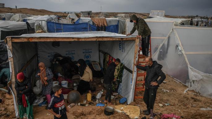 بحثاً عن خيمة… نازحو غزة يخترعون ما يقيهم البرد والمطر