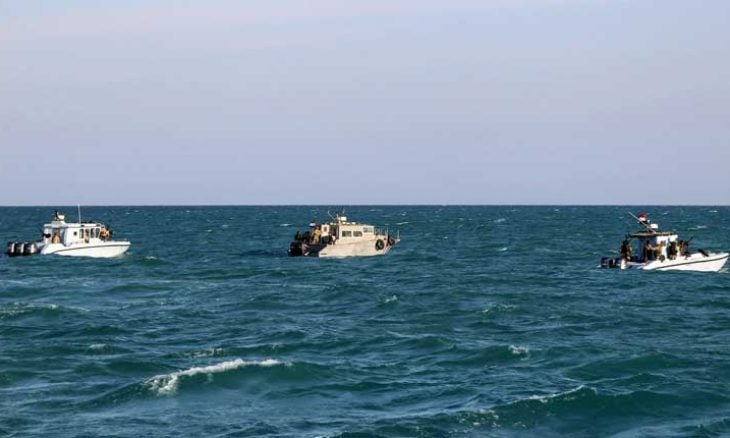 اليمن يقترب من الحرب مجدداً: الحكومة تؤكد مشاركتها في تحالف دولي لمواجهة هجمات الحوثيين في البحرين الأحمر والعربي ومضيق باب المندب