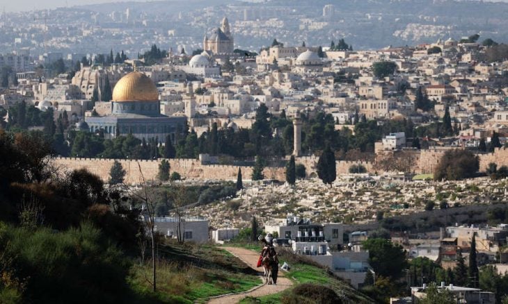 صحيفة إسرائيلية: البطريرك متهم.. الكشف عن بيع أرض من حي الأرمن في القدس لجمعيات يهودية متطرفة