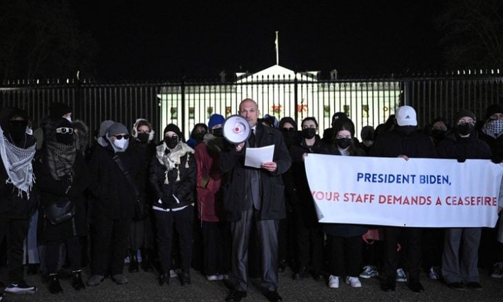 موظفو إدارة بايدن يدعون إلى وقف العدوان الإسرائيلي على غزة في وقفة احتجاجية خارج البيت الأبيض