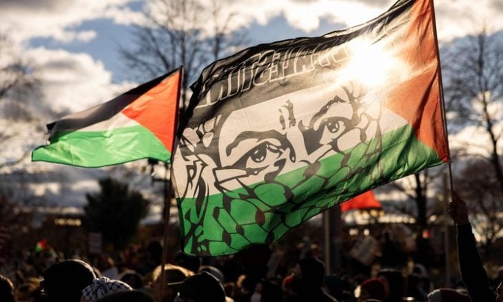 هتافات ومظاهرات “أوقفوا الحرب” و”جو الإبادة الجماعية” تطارد بايدن في جميع أنحاء الولايات المتحدة