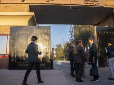 فتحت زيارة وفد ضم مندوبين لعدة دول أعضاء بمجلس الأمن، أول من أمس الاثنين، لمدينتَي العريش ورفح المصريتين، بهدف الاطلاع على جهود الإغاثة وإدخال المساعدات إلى قطاع غزة من الجانب المصري لمعبر رفح البري، الحديث من جديد حول عدم قدرة مصر على فتح المعبر أمام المساعدات الإنسانية بشكل مستدام، في ظل تعسف إسرائيلي بمنع إدخال [&hellip;]