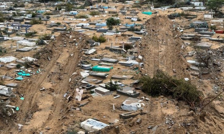 تحقيق مرئي لصحيفة “نيويورك تايمز” يكشف عن تدمير إسرائيل ست مقابر في غزة