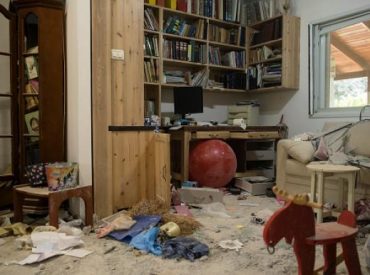 فندت صحيفة “ليبيراسيون” الفرنسية العديد من الأكاذيب التي روجها الاحتلال الإسرائيلي بخصوص قتلاه بعد عملية “طوفان الأقصى” التي نفذتها في السابع من أكتوبر/ تشرين الأول المقاومة الفلسطينية رداً على جرائمه وانتهاكاته. وقالت الصحيفة إنه بعد مرور أكثر من شهرين على “طوفان الأقصى” تؤكد الحصيلة شبه النهائية للقتلى أن العديد من “الفظائع” المزعومة لم تحدث أبداً، [&hellip;]