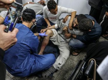 اتهم فلسطينيون&nbsp;جيش الاحتلال الإسرائيلي، اليوم الأحد،&nbsp;بتعذيبهم&nbsp;أثناء اعتقالهم في&nbsp;قطاع&nbsp;غزة، مؤكدين تعرّضهم إلى “الضرب” لفترات طويلة. واعتقل الاحتلال الإسرائيلي مئات من الفلسطينيين في قطاع غزة، وأفرج لاحقاً عن قرابة عشرين منهم، والذين أدخلوا لمستشفى النجار في مدينة رفح بجنوب القطاع المحاصر. وقال مدير المستشفى مروان الهمص إن هؤلاء “يعانون من كدمات وآثار الضرب، ووصلوا المستشفى للعلاج اليوم”. [&hellip;]