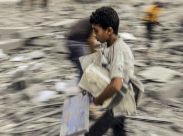 تنشر صفحة شهداء غزة على منصة إنستغرام قصصاً عن الفلسطينيين الذين يقتلهم الاحتلال الإسرائيلي منذ السابع من أكتوبر/ تشرين الأول الماضي، “لأنهم ليسوا أرقاماً”. وبينما تخطى عدد الشهداء في القطاع الـ24 ألف، ننشر هنا قصص بعضهم وبعض ذكريات من عرفوهم وأحبوهم عنهم.استشهد الطفلان حسن وميرا أبو عويضة في 18 ديسمبر/ كانون الأول الماضي. قال خالهما محمد أبو عويضة لصفحة “شهداء غزة”: [&hellip;]