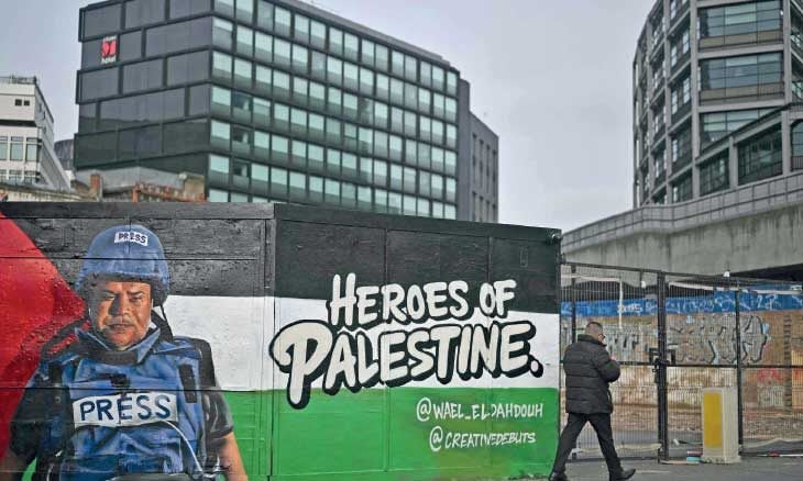 فنان الشارع الإسباني ناتشو ويلز يرسم صور الصحافيين الفلسطينيين الذي استهدفتهم إسرائيل على جدران لندن