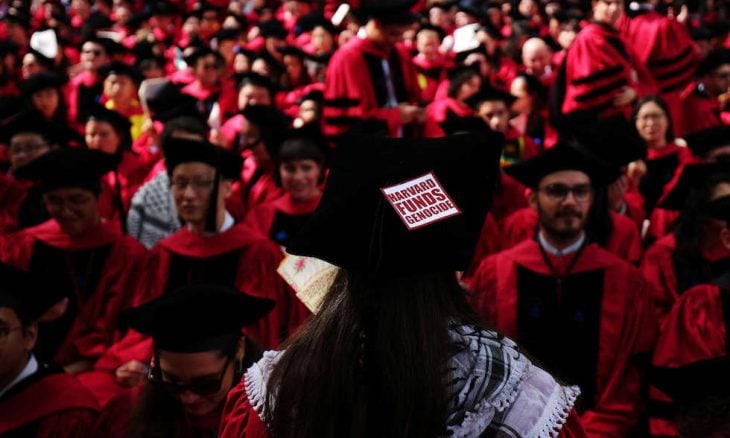 انسحاب المئات من طلبة جامعة هارفارد من حفل التخرج وهم يهتفون “فلسطين حرة”