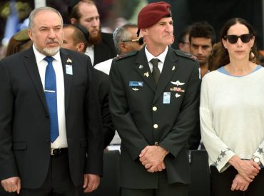 مع انتخاب نائب رئيس أركان الجيش الإسرائيلي الأسبق، يائير غولان (62 عاماً)، رئيساً له بأغلبية 60.6 في المائة من أصوات الأعضاء، دبّت الحياة من جديد بحزب العمل الإسرائيلي الذي كان قائداً للحركة الصهيونية ومؤسساً للدولة العبرية وقائداً لها على مدى ثلاثة عقود، وخفت في السنوات الأخيرة. غولان صرح بأنه جاء ليطرح «البديل القيمي والأخلاقي والأمني [&hellip;]
