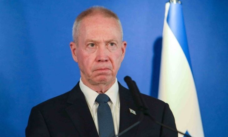 صحيفة إسرائيلية.. هل أقال نتنياهو وزير الدفاع أم الدولة؟